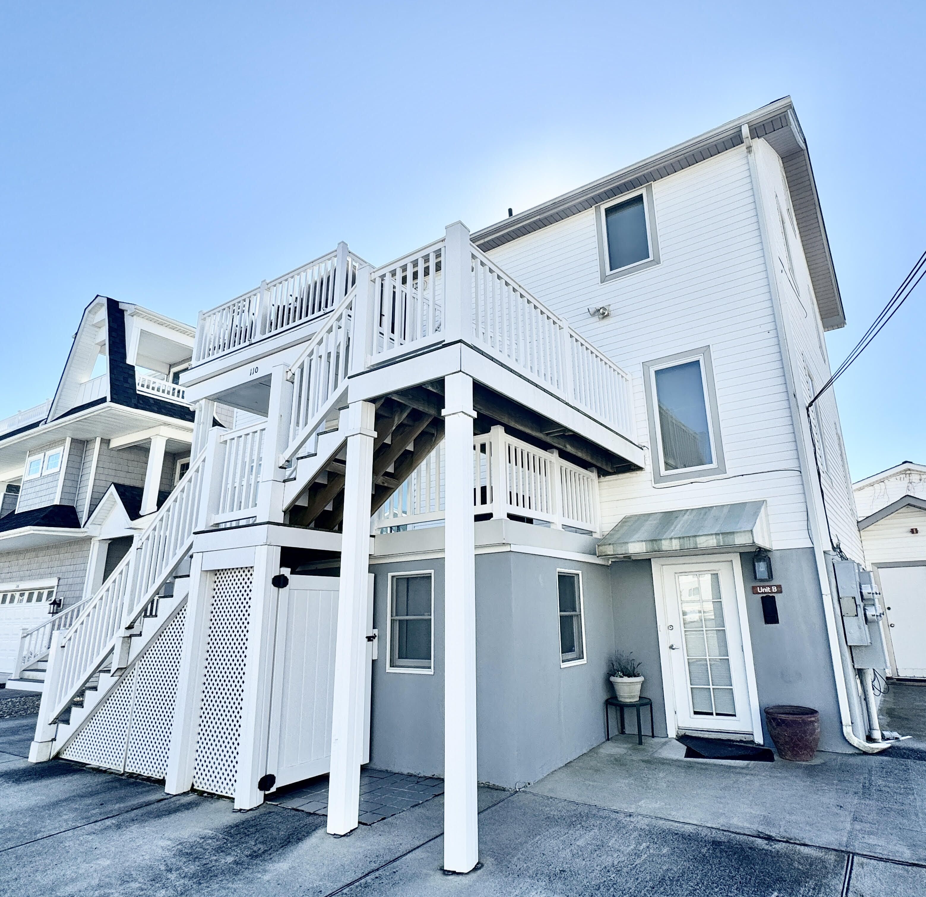 Adorable one bedroom condo on beach block!