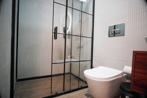 Family Room | Bathroom | Shower, rainfall showerhead, free toiletries, hair dryer - Casa Maria Hotel (Antalya)
