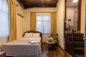 Suite familiar, balcón | 2 habitaciones y sábanas de algodón egipcio