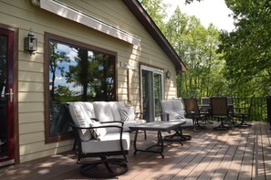 Outdoor dining - Lakeside home with plenty of amenities for all, on river fed Lake! (Luck)