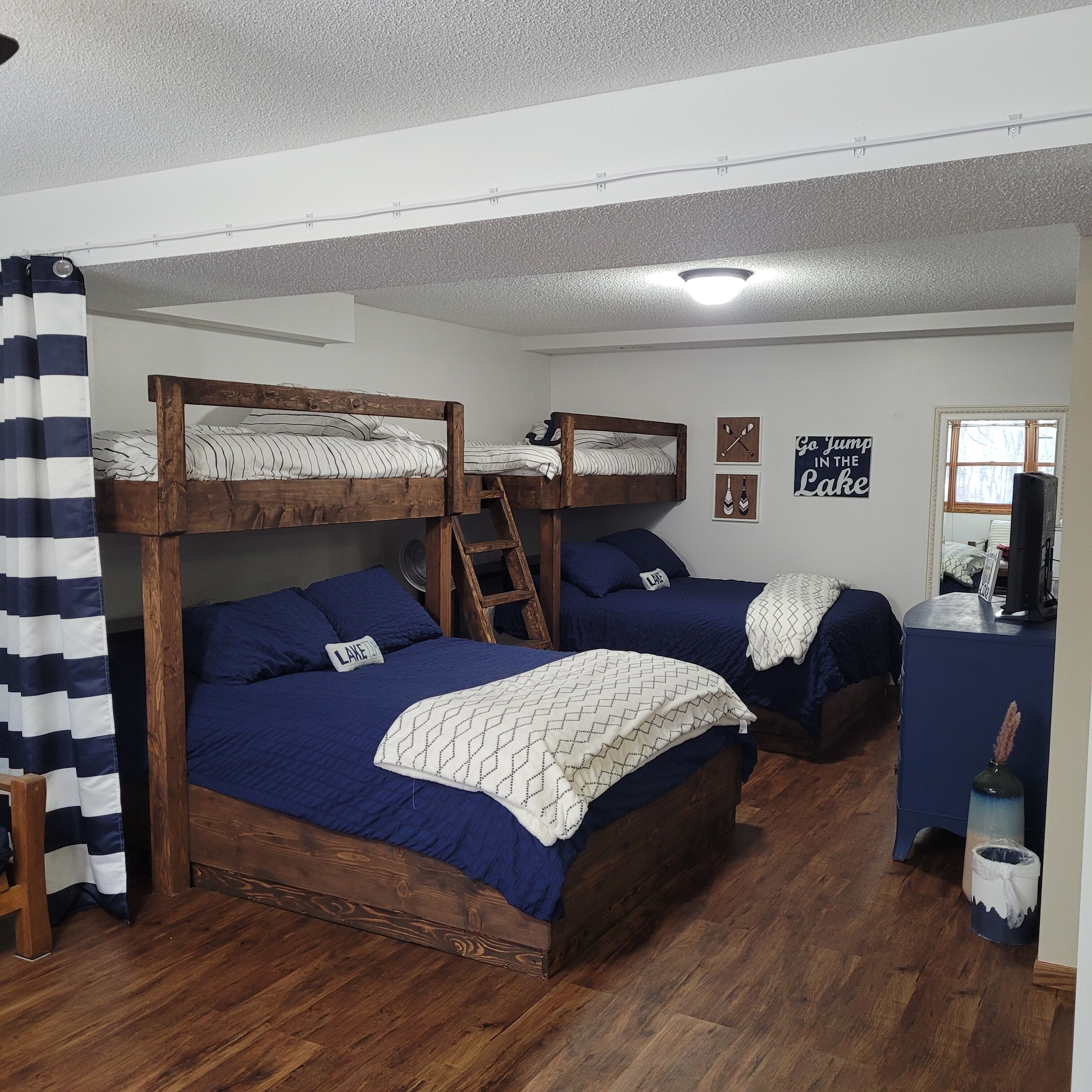 Chic Lakeside Oasis - Relax with amenities for all on river fed lake