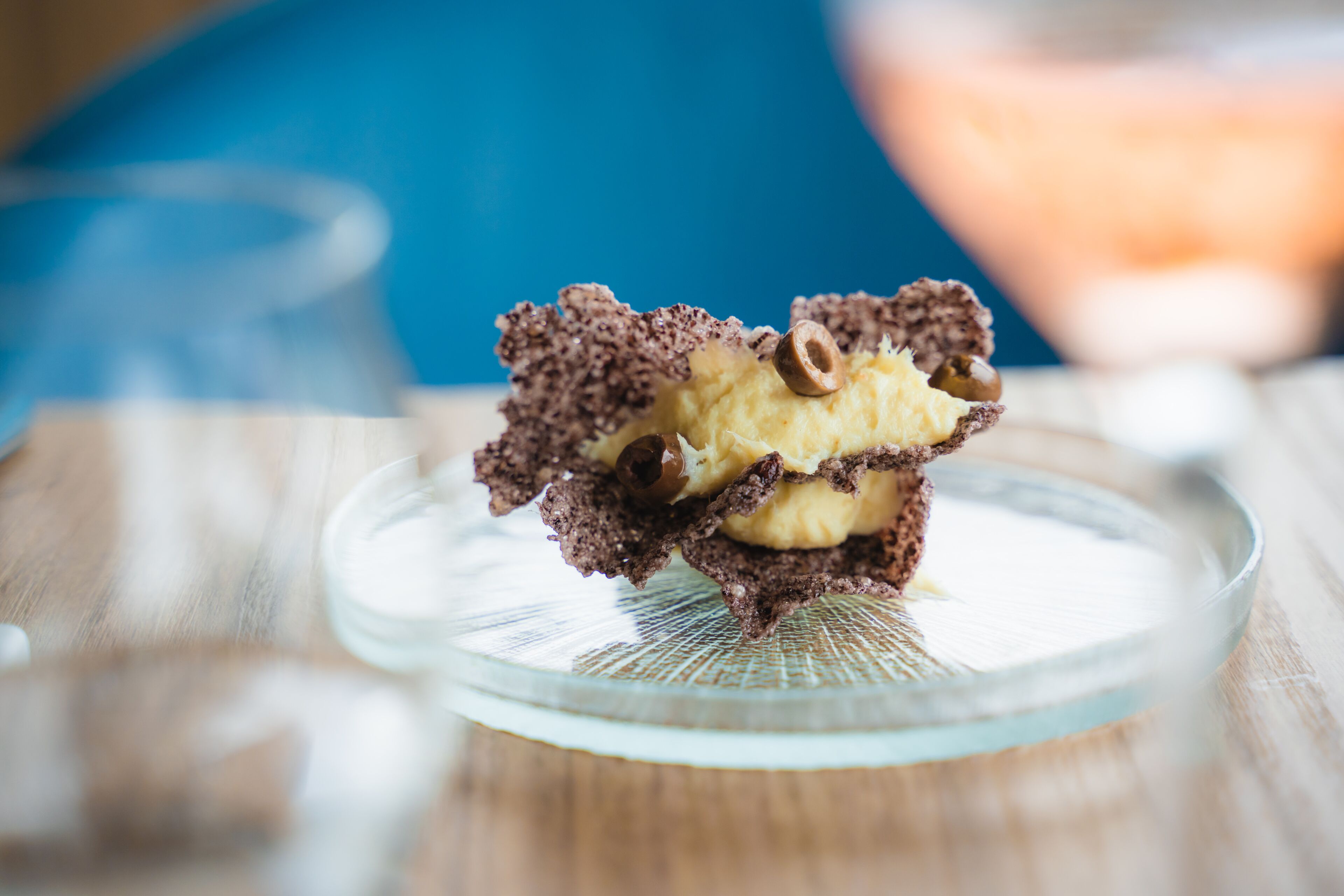Een dessert op een transparant glazen bord.