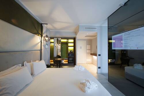 Suite Junior, 1 letto queen, non fumatori, lato giardino (with Sofabed) | Biancheria da letto di alta qualità, copriletto in piuma