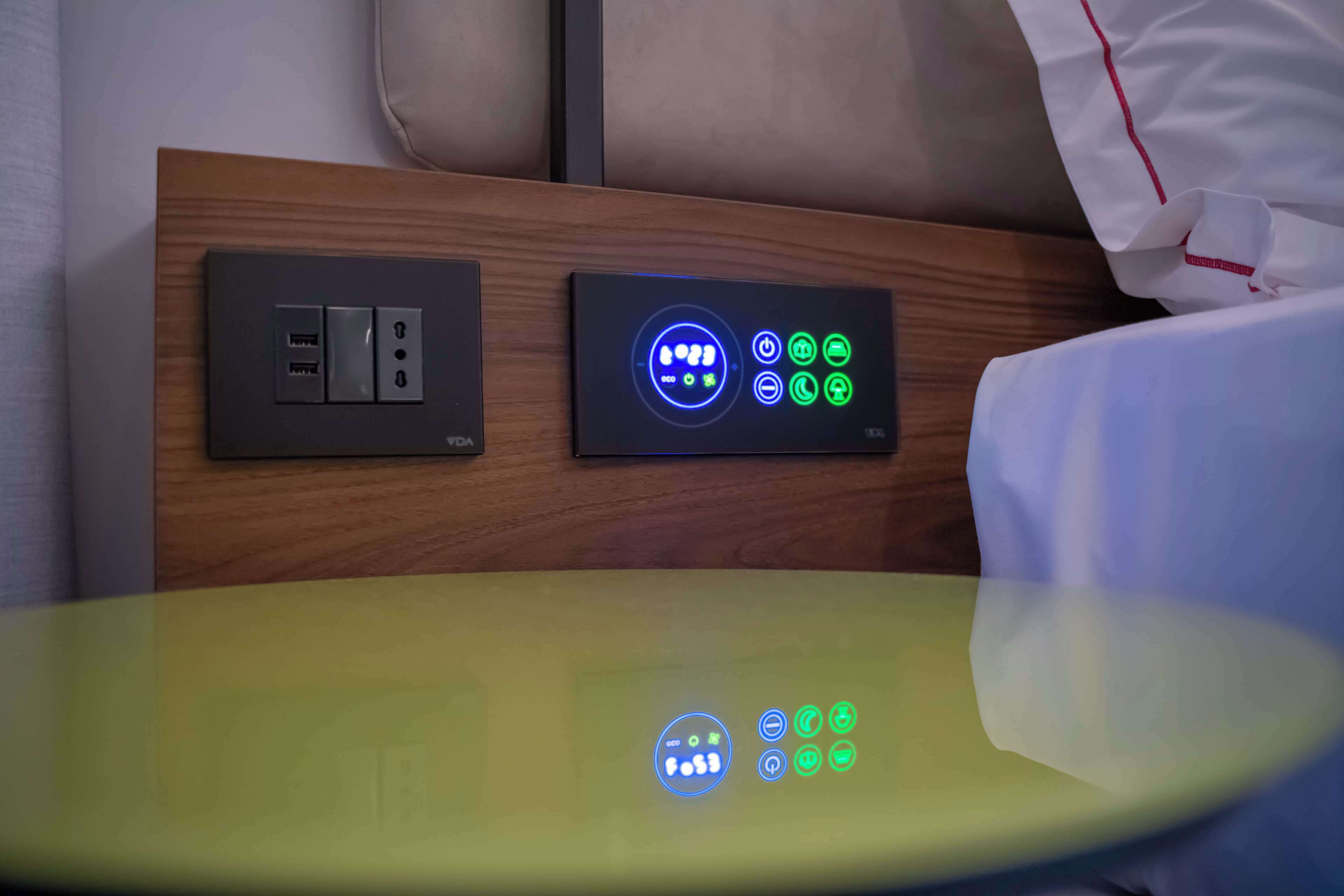 Un panneau de commande doté d’un bouton d’alimentation, de ports USB et d’un écran numérique affichant divers pictogrammes.