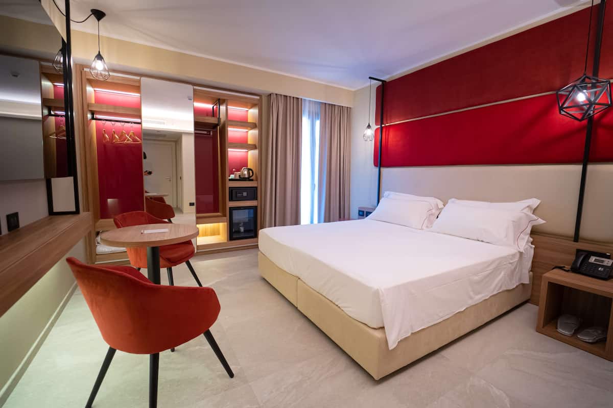 Deluxe Room, 1 Queen Bed, Non Smoking, Balcony