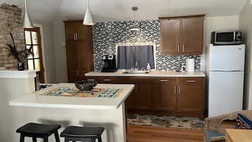 Fridge, oven, stovetop, coffee/tea maker