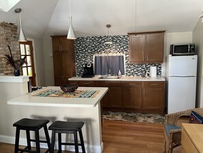 Fridge, oven, stovetop, coffee/tea maker