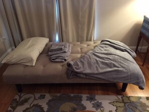 2 bedrooms, WiFi - Sunny Coach House in Historic Oak Park (Oak Park)