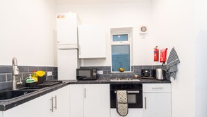 Microwave, eco-friendly cleaning products - Cherry Blossoms Studio Apartment (Fairfield)
