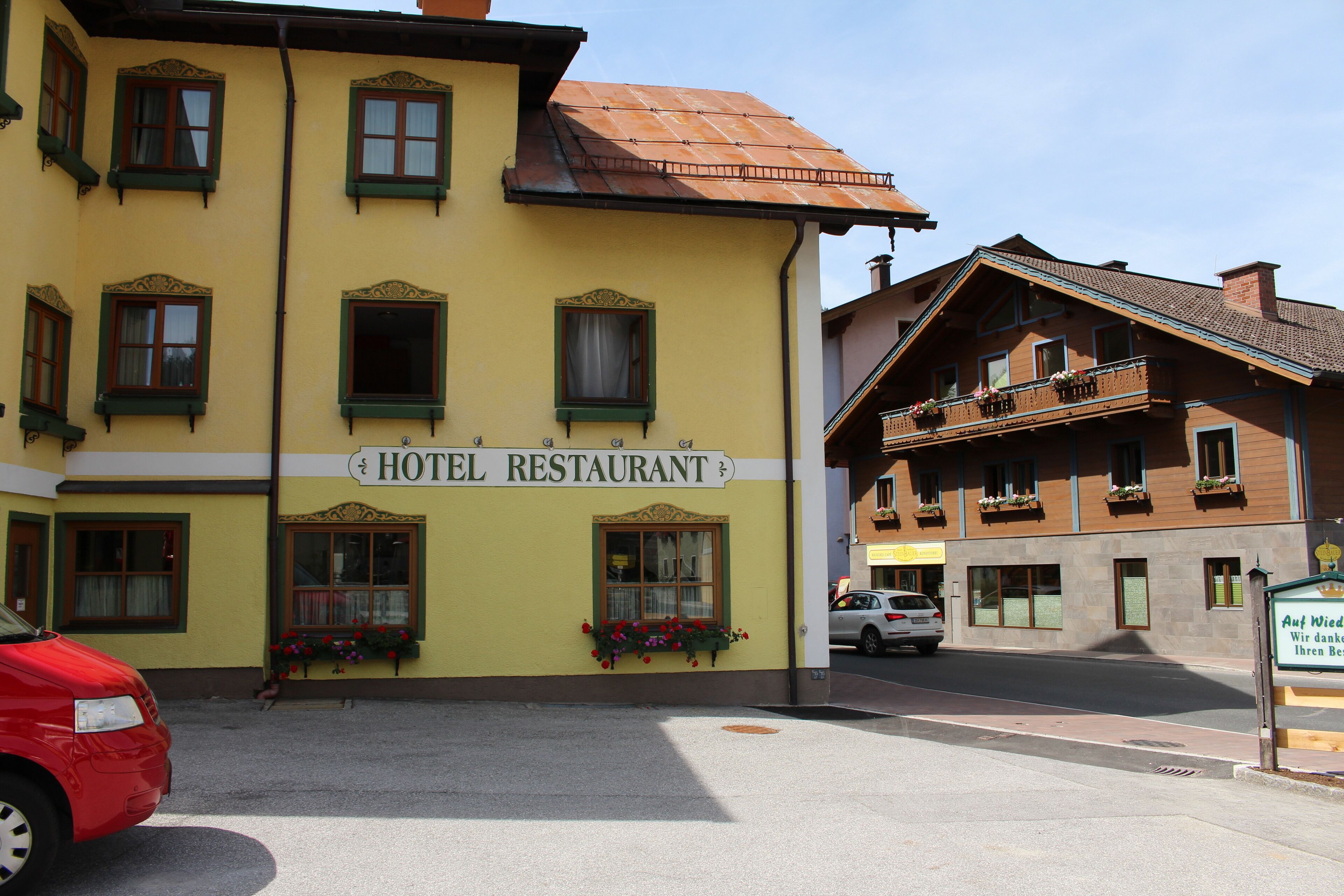 Um edifício amarelo com uma placa que diz 'HOTEL RESTAURANT'.