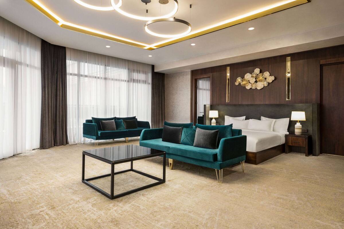 Executive Suite (Bathtub)