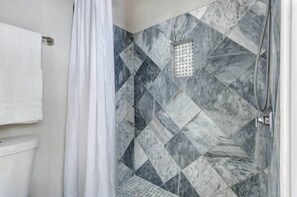 Bathtub, hair dryer, towels, shampoo