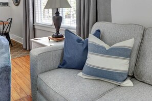 TV, offices - The Broad House, Historic | Renewed | Cozy (Savannah)
