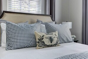 2 bedrooms, desk, iron/ironing board, WiFi - The Broad House, Historic | Renewed | Cozy (Savannah)