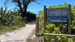 Un cartel de acceso a la playa con prohibiciones y normas para los bañistas.