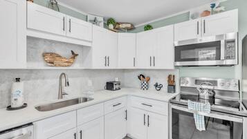 House, 2 Bedrooms | Private kitchen | Coffee/tea maker