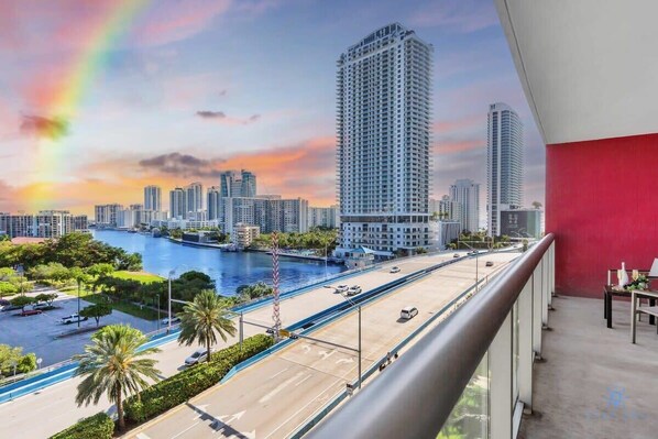 Property grounds - Spectacular Balcony| Near Beach + Gym+ Pool (Hallandale Beach)