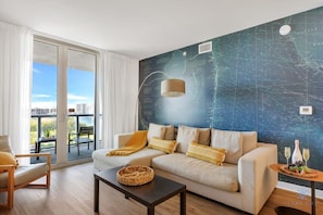 TV, offices - Spectacular Balcony| Near Beach + Gym+ Pool (Hallandale Beach)