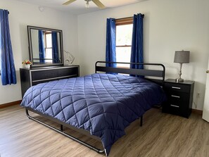 4 slaapkamers, een bureau, een strijkplank/strijkijzer, wifi