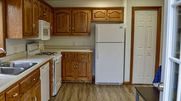 Een koelkast, een magnetron, een oven, een kookplaat