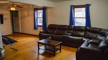 Smart TV, chimenea, videojuegos y futbolito