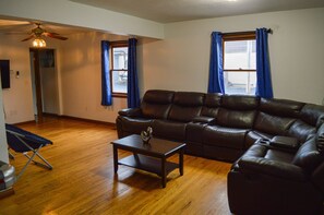 Smart-tv, een open haard, videospelletjes en tafelvoetbal