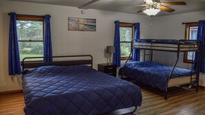 4 bedrooms, desk, iron/ironing board, WiFi - 10mins to IU/Close to Lake Lemon/Pet Friendly/  (Bloomington)