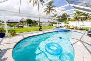 Una piscina al aire libre, una piscina climatizada