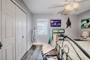 3 habitaciones, tabla de planchar con plancha y cuna de viaje 