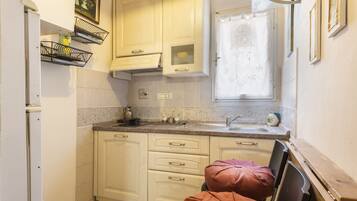 Apartamento conforto | Cozinha privada | Geladeira, cooktop, talheres/pratos/utensílios de cozinha
