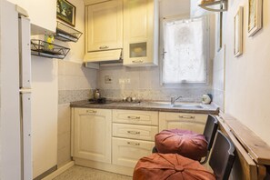 Appartamento Comfort | Cucina privata | Frigorifero, piano cottura, pentole/stoviglie/utensili