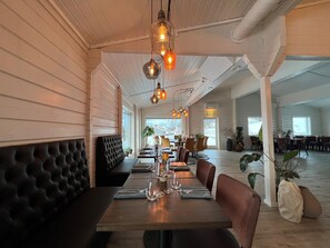 Serveert ontbijt en diner, uitzicht op de zee 