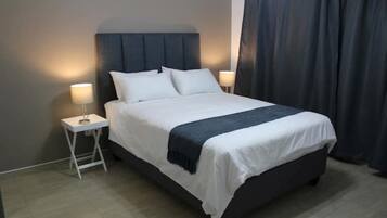 1 dormitorio, escritorio, tabla de planchar con plancha y wifi