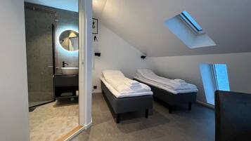 Standard-Doppelzimmer | Schreibtisch, laptopgeeigneter Arbeitsplatz, kostenloses WLAN