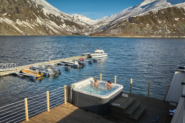Bañera de hidromasaje al aire libre