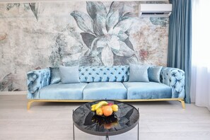 Apartment, 1 Bedroom, City View | Living area