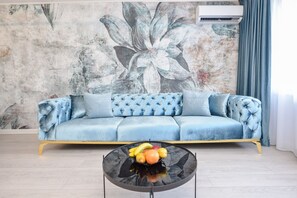 Apartamento, 1 habitación, vistas a la ciudad | Zona de estar | Libros