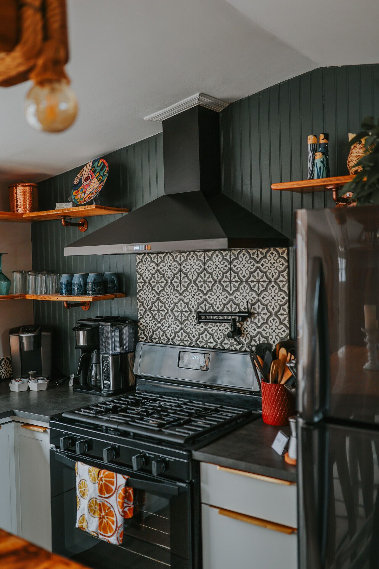 冷蔵庫、電子レンジ、オーブン、コンロ