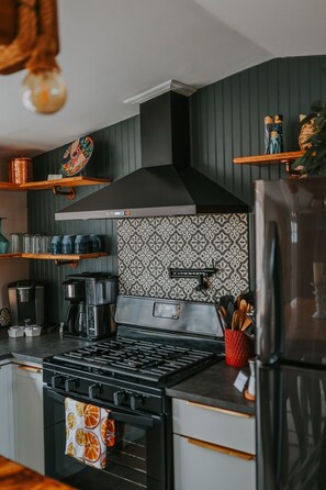 Refrigerador, microondas, horno y parrilla de estufa 
