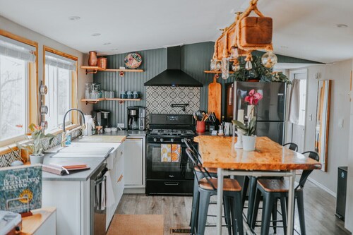 HunnyHAUS: Deluxe TINY*private spa*walk to town