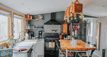 HunnyHAUS: Deluxe TINY*private spa*walk to town