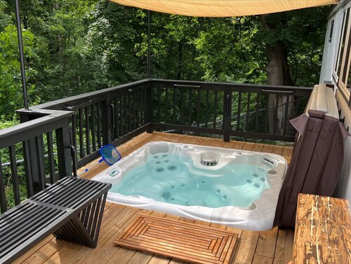 HunnyHAUS: Deluxe TINY*private spa*walk to town