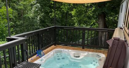 HunnyHAUS: Deluxe TINY*private spa*walk to town