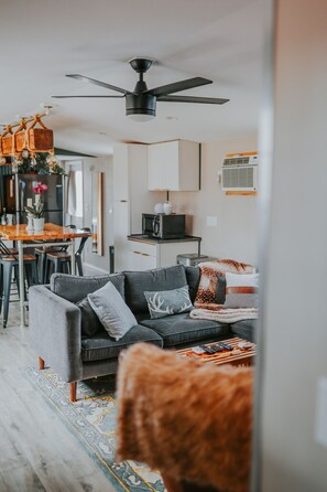 Una Smart TV, una chimenea