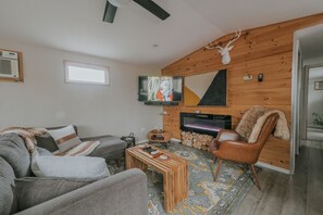 Smart TV y chimenea 
