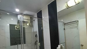 Executive Suite | Bathroom - Hotel Sheldon (Kolkata)
