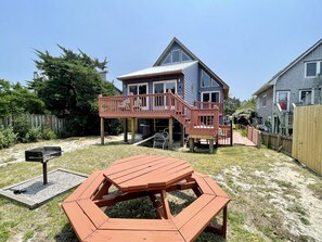 Outdoor dining - SeaClusion I and SeaClusion II: Centrally located, perfect for biking or walking (Ocracoke)