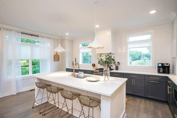 冷蔵庫、電子レンジ、オーブン、コンロ