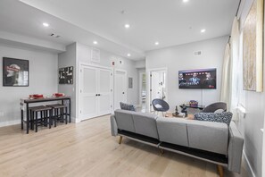 Games room - Free Parking 30% OFF-2br w/King bd, Near NYC, EWR and NJ Penn (Newark)