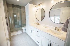 Combined shower/tub, hair dryer, towels